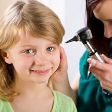 Що робити якщо болить вухо у дітей