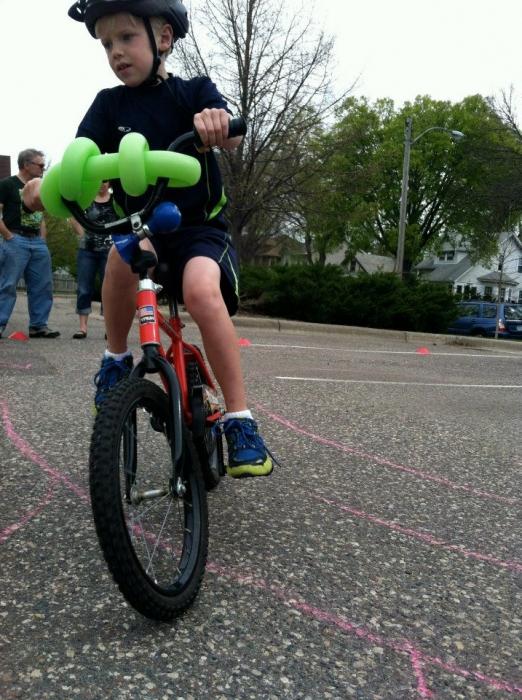 Як навчити дитину кататися на велосипеді: поради батькам