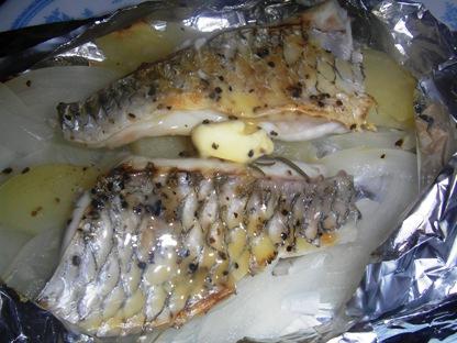 Як готується риба на вугіллі в фользі